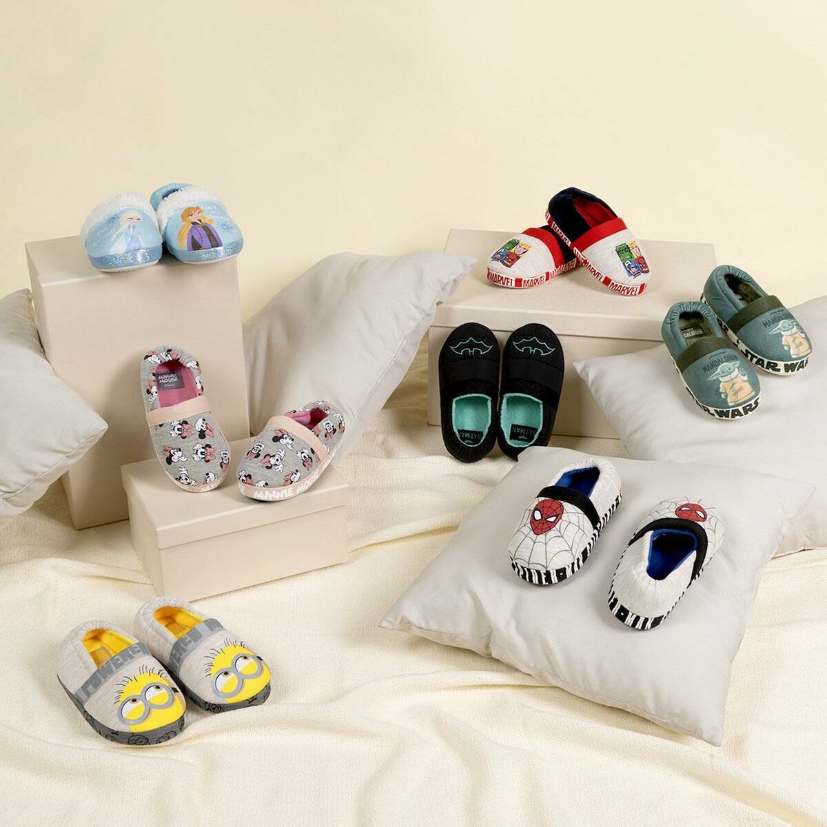 House Slippers Minions Light grey