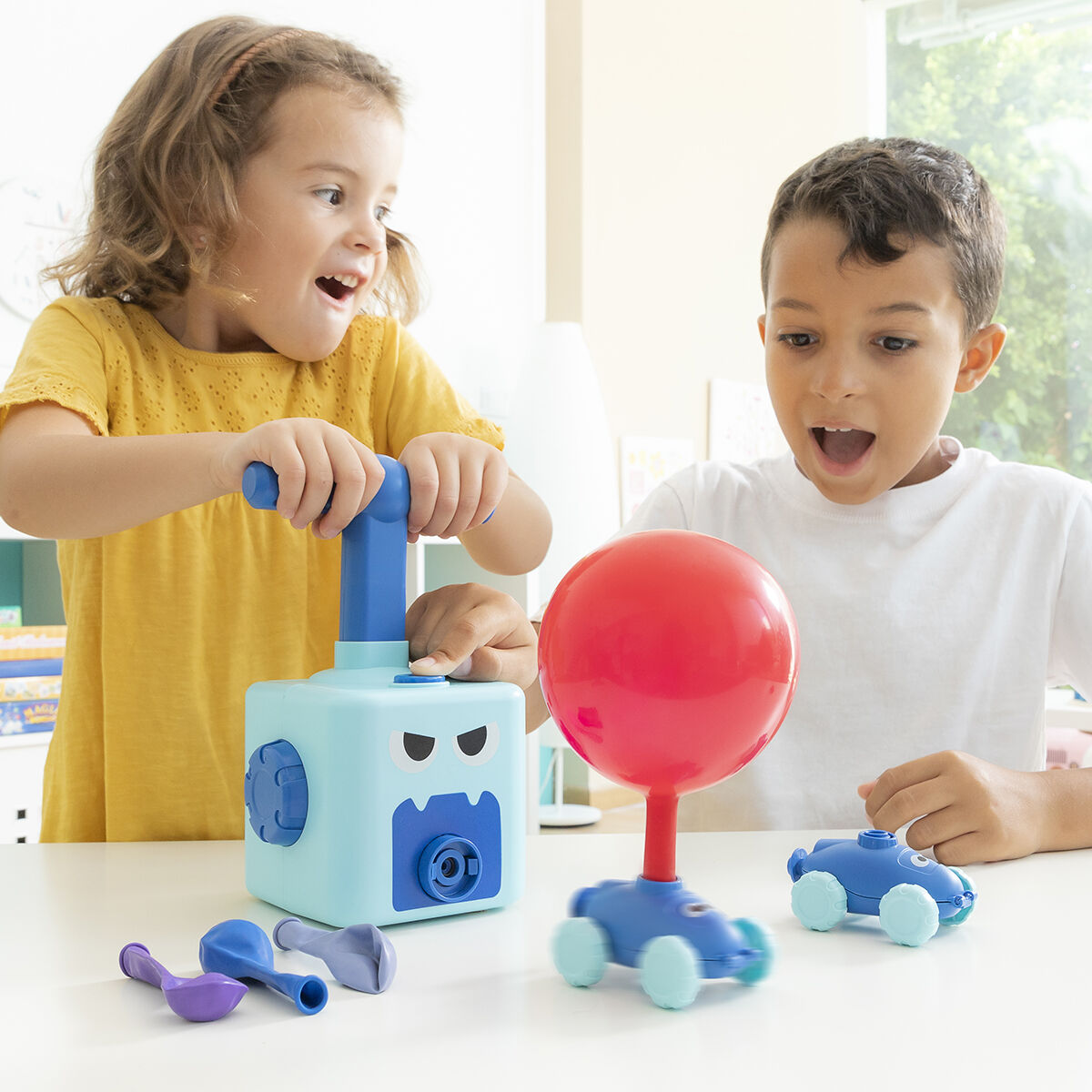2-in-1 Car and Balloon Launcher Toy Coyloon