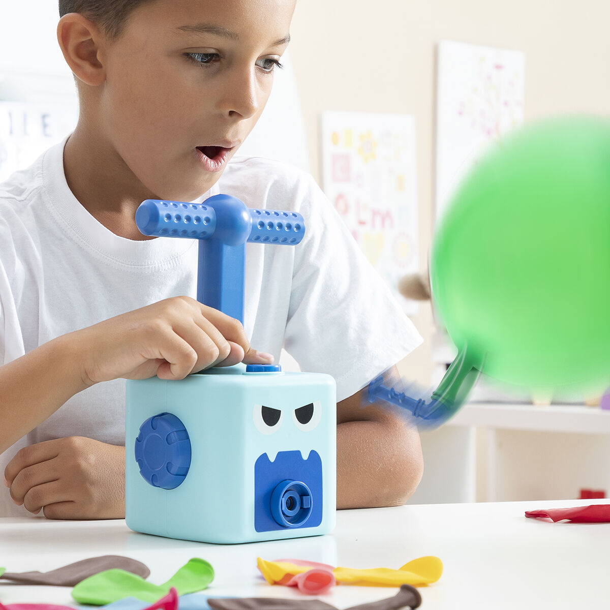 2-in-1 Car and Balloon Launcher Toy Coyloon